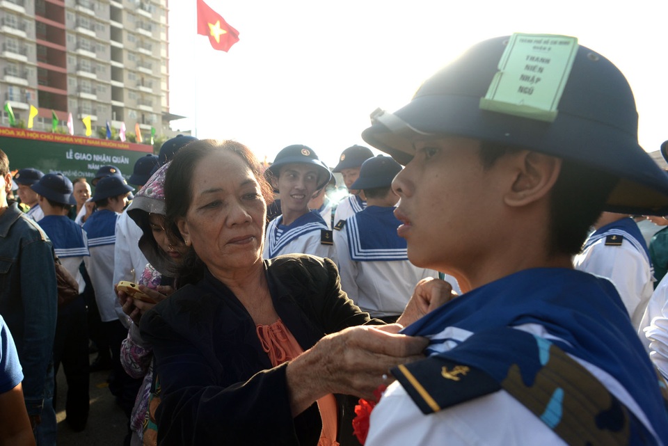 Thanh niên thành phố mang tên Bác lên đường nhập ngũ - 9
Mẹ của nam thanh niên đến từ quận Tân Bình sửa lại cổ áo cho con trai.