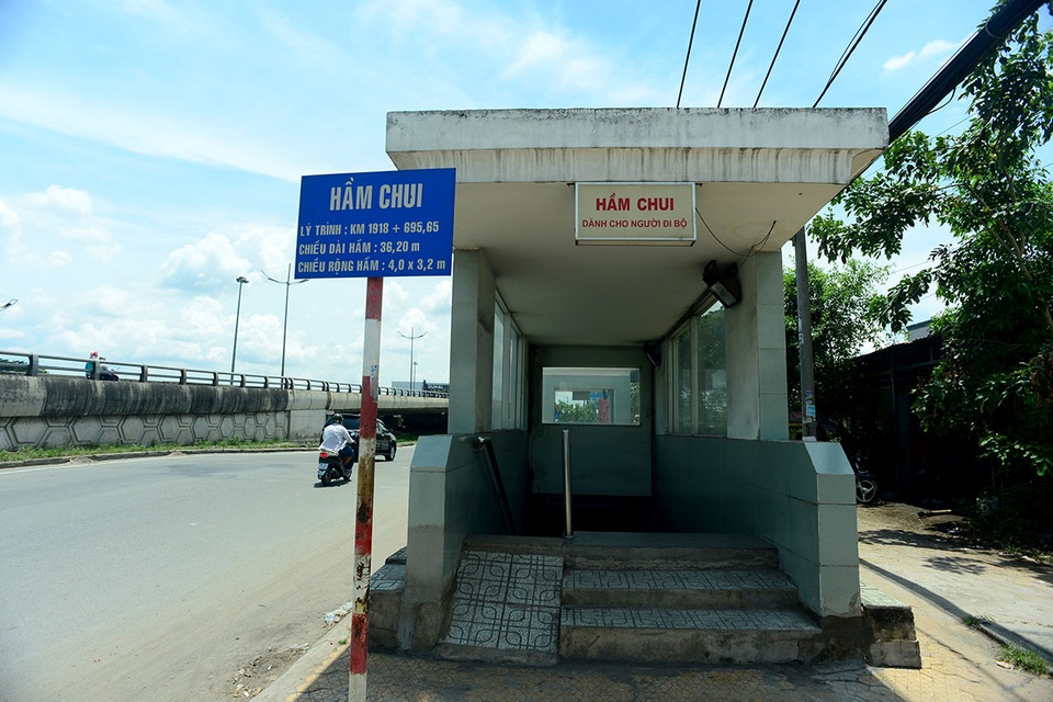 Hầm bộ hành tiền tỷ "không ai dám đi" ở Sài Gòn - 1 3 hầm chui dành cho người đi bộ được xây dựng và hoạt động nhiều năm nay tại nút giao thông Bình Thuận, huyện Bình Chánh, TPHCM.