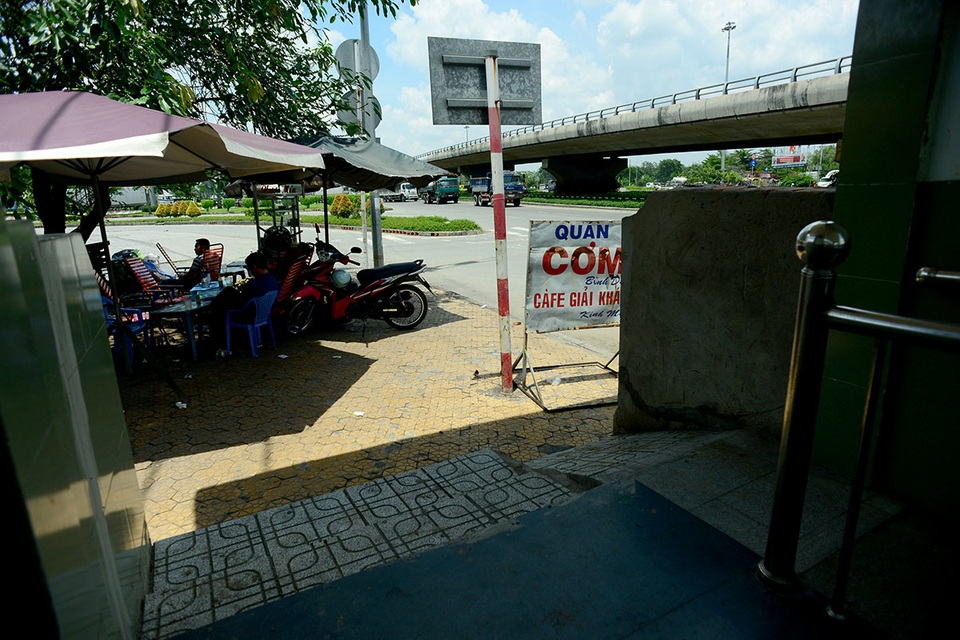 Hầm bộ hành tiền tỷ "không ai dám đi" ở Sài Gòn - 5
Ở cổng đi vào hầm, nhiều hộ kinh doanh dựng bảng hiệu, bàn ghế che kín. Mỗi hầm có chiều dài khoảng 50 m, rộng 5 m và cách nhau khoảng 200 m. Tuy nhiên, người dân ngó lơ các hầm và vẫn băng ngang quốc lộ.