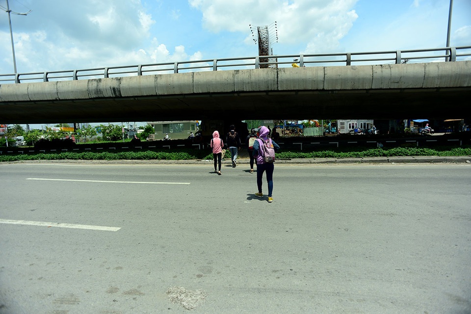Hầm bộ hành tiền tỷ "không ai dám đi" ở Sài Gòn - 7
Người đi bộ chọn băng qua quốc lộ thay vì đi xuống hầm. Nhiều người khi được hỏi cho biết, họ cảm thấy đi xuống hầm không an toàn do hầm quá vắng và nhếch nhác.