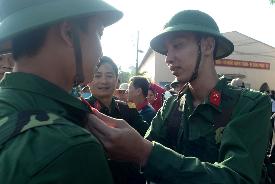 Thanh niên thành phố mang tên Bác lên đường nhập ngũ - 10
Đồng đội giúp nhau sửa sang khăn túi trước khi lên đường.
