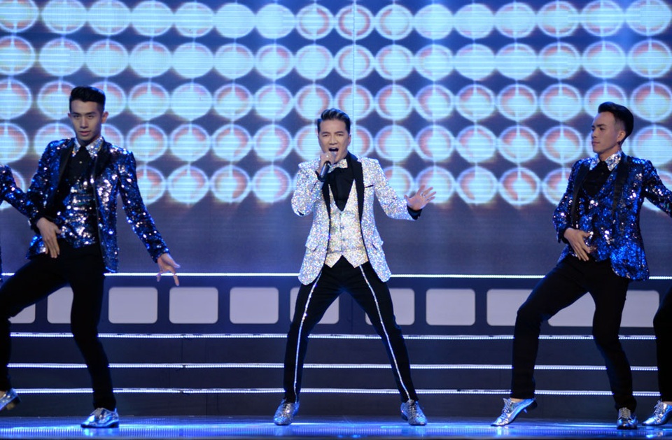 Đàm Vĩnh Hưng trình diễn “Liên khúc Đừng lừa dối” và “Tình không biên giới”