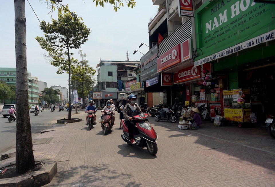"Cuộc chiến" giành lại vỉa hè: Nơi thông thoáng, nơi bị "tái chiếm" - 8 Xe máy leo lên vỉa hè chạy ngược chiều.