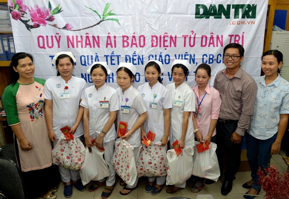 Thêm nhiều phần quà Tết từ Quỹ Nhân ái đến với các giáo viên nghèo - 5 Sự sẻ chia đã làm xua tan nỗi mệt nhọc, thay vào đó là những nụ cười hạnh phúc.