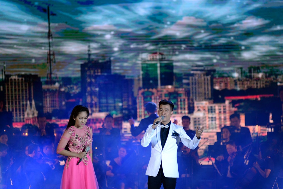 Nghệ sĩ Việt mang đến cho kiều bào đêm nhạc ý nghĩa - 7 NSƯT Thanh Thúy cùng ca sĩ Hồ Trung Dũng lần đầu kết hợp ăn ý với ca khúc “Người từ phương xa về”.