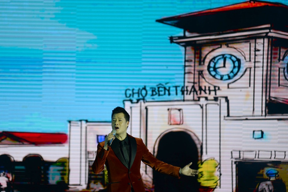 Nghệ sĩ Việt mang đến cho kiều bào đêm nhạc ý nghĩa - 9 Giọng ca Quang Dũng biểu diễn “Sài Gòn mùa Xuân” mang đến hình ảnh thành phố cùng cả đất nước đang bước vào mùa xuân mới đầy tưng bừng, náo nhiệt trong không khí rộn rã.