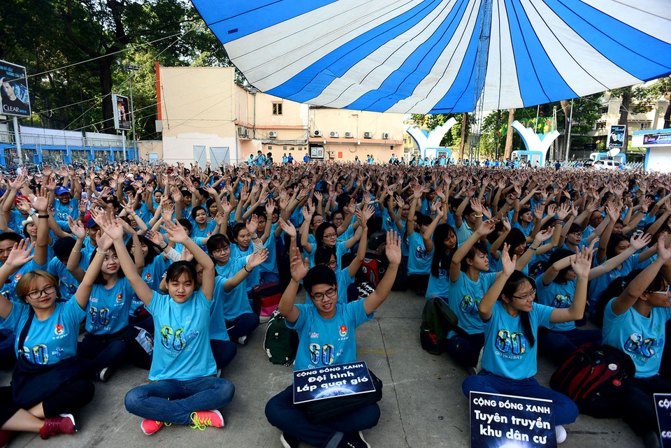 Ca sĩ Isaac nhảy Flashmob với các bạn trẻ trong chiến dịch giờ trái đất - 7 Hàng nghìn bạn trẻ đồng hành cùng chiến dịch Giờ Trái đất 2017.