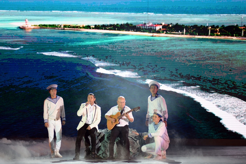 Nghệ sĩ Việt mang đến cho kiều bào đêm nhạc ý nghĩa - 10 Không khí chương trình có phần lắng đọng với giọng ca Kasim Hoàng Vũ khi anh thể hiện bên tiếng đàn guitar ca khúc “Ở một nơi nào đó”. Hình ảnh những mùa xuân nơi đảo xa với những chiến sĩ vẫn luôn ngày đêm canh giữ đất trời cho người dân được hưởng những mùa xuân thật yên bình.