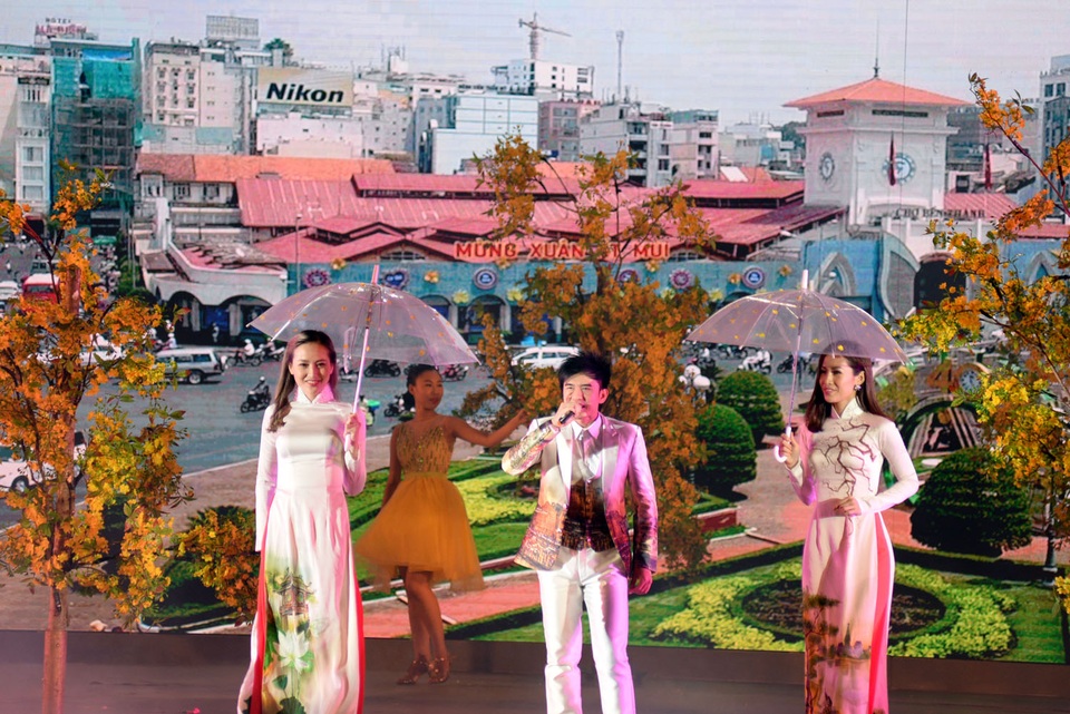 Nghệ sĩ Việt mang đến cho kiều bào đêm nhạc ý nghĩa - 11 Và chương trình được nối tiếp trong phần “Mùa xuân hội tụ”, không khí mùa xuân đang đến đầy sức trẻ với “Anh cho em mùa xuân” của nam ca sĩ Đan Trường.