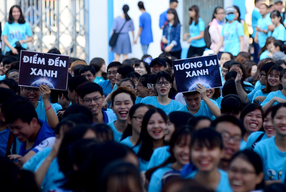 Ca sĩ Isaac nhảy Flashmob với các bạn trẻ trong chiến dịch giờ trái đất - 9 Những tấm khẩu hiệu vì tương lai xanh, điểm đến xanh... được các bạn trẻ mang đến chương trình.