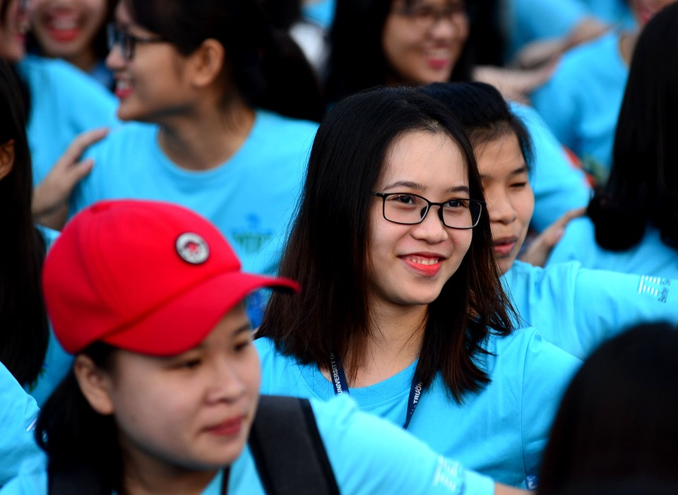 Ca sĩ Isaac nhảy Flashmob với các bạn trẻ trong chiến dịch giờ trái đất - 8 Nhiều bạn trẻ đến từ các trường đại học khác nhau.