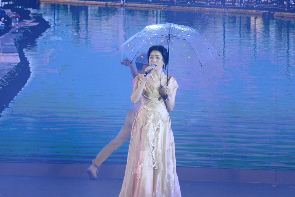 Nghệ sĩ Việt mang đến cho kiều bào đêm nhạc ý nghĩa - 12 Ca sĩ Lệ Quyên đầy điêu luyện và thu hút trong nhạc phẩm quen thuộc “Nắng có còn xuân”.