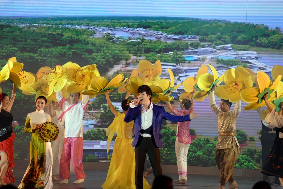 Nghệ sĩ Việt mang đến cho kiều bào đêm nhạc ý nghĩa - 13 Khép lại chương trình, Nathan Lee kết hợp cùng dàn hợp xướng nhà hát giao hưởng, nhạc vũ kịch TPHCM biểu diễn “Đến với con người Việt Nam tôi”. Các nhóm múa mang đến vũ đạo hoành tráng, tưng bừng và rộn rã để đón mùa xuân về.