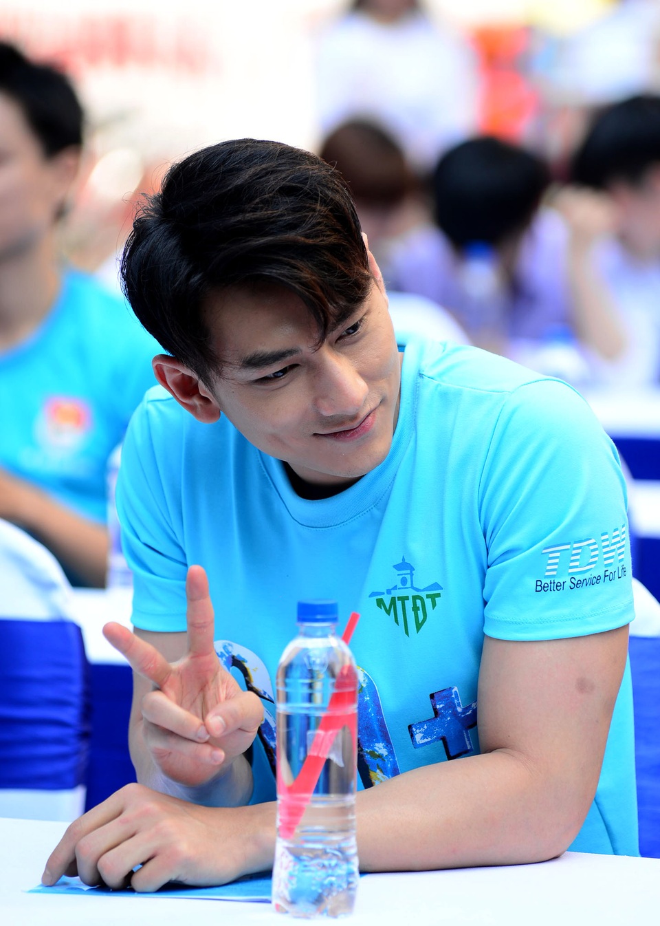 Ca sĩ Isaac nhảy Flashmob với các bạn trẻ trong chiến dịch giờ trái đất - 6 Ca sĩ Isaac nhảy Flashmob với các bạn trẻ trong chiến dịch giờ trái đất - 6