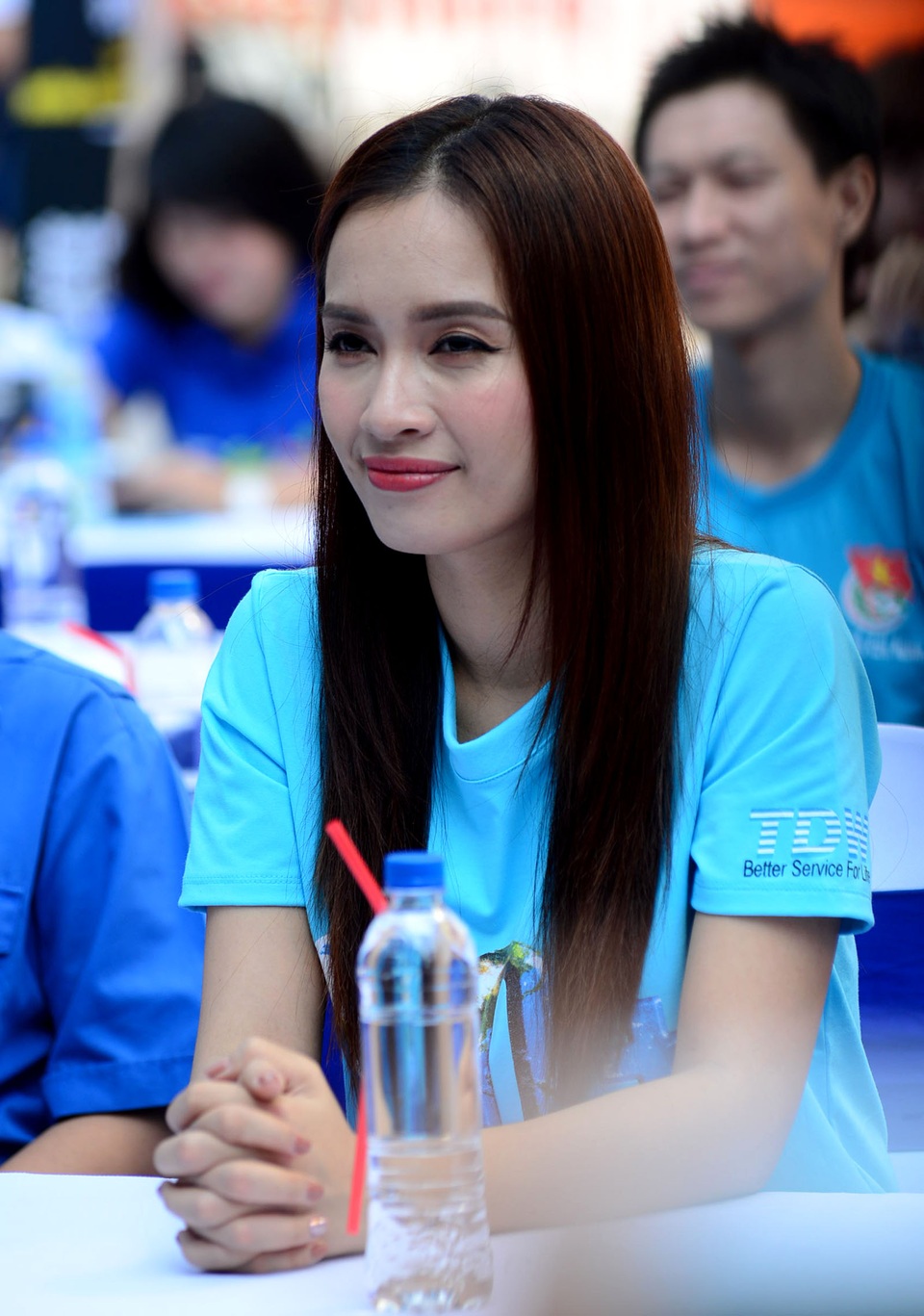 Ca sĩ Isaac nhảy Flashmob với các bạn trẻ trong chiến dịch giờ trái đất - 5 Ca sĩ Ái Phương từng gắn bó với nhiều chương trình cộng đồng trước đây.