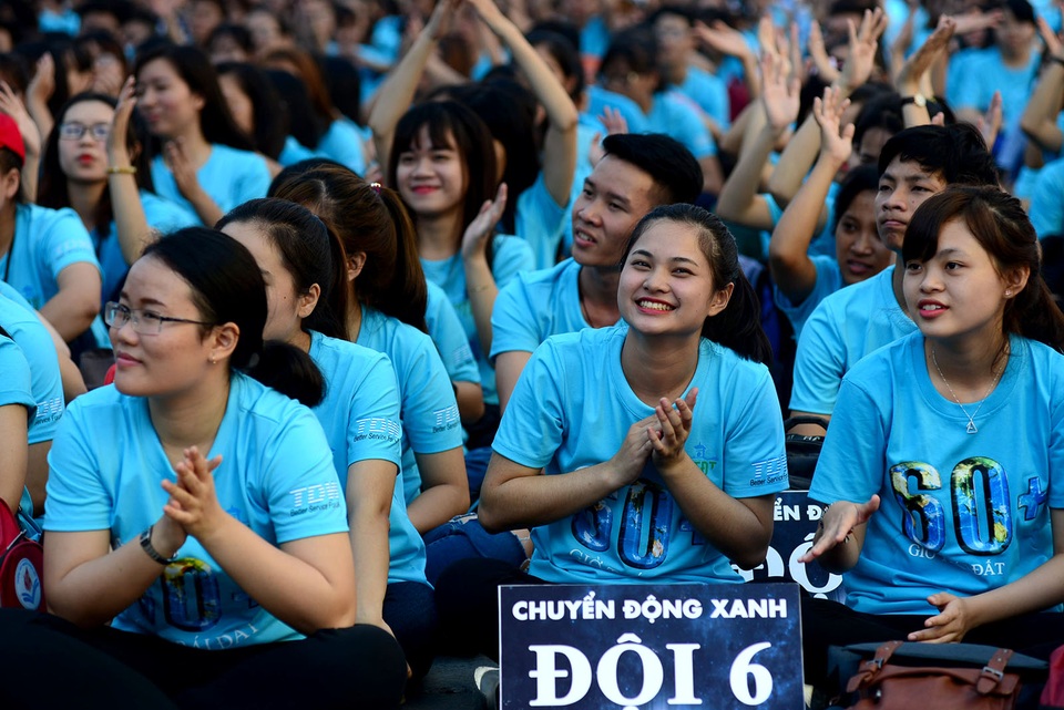 Ca sĩ Isaac nhảy Flashmob với các bạn trẻ trong chiến dịch giờ trái đất - 11 Thanh Hằng (sinh viên) chia sẻ: Đây là lần thứ 2 em tham gia chương trình Giờ Trái đất, em muốn đóng góp chút ít công sức bản thân cùng mọi người chung tay vì cuộc sống.