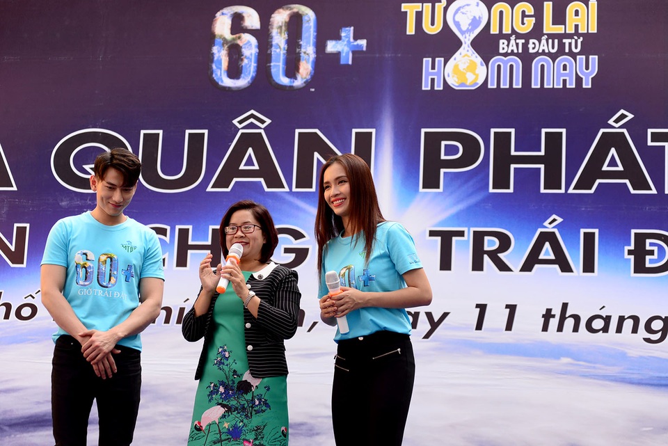 Ca sĩ Isaac nhảy Flashmob với các bạn trẻ trong chiến dịch giờ trái đất - 1 Ca sĩ Isaac, Ái Phương là đại sứ Giờ Trái đất 2017. Hai nghệ sĩ đã đồng hành cùng các bạn trẻ tham gia lễ ra quân phát động chiến dịch Giờ Trái đất 2017 tại Nhà văn hóa Thanh Niên, quận 1, TPHCM.