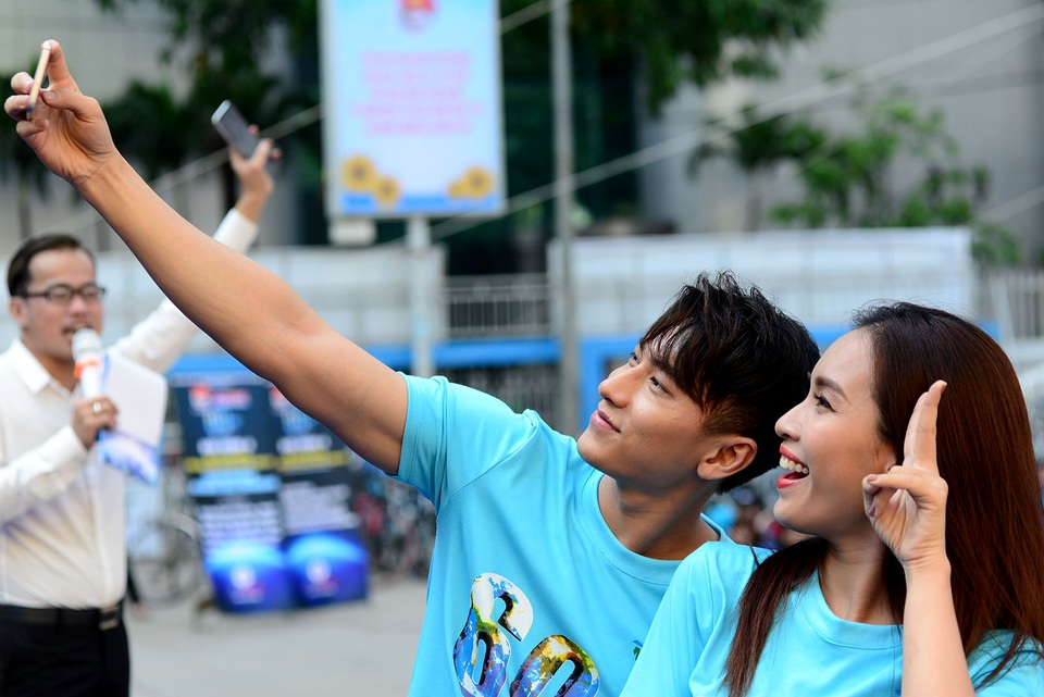 Ca sĩ Isaac nhảy Flashmob với các bạn trẻ trong chiến dịch giờ trái đất - 4 Cùng tạo dáng nhí nhảnh với các bạn trẻ tại Nhà văn hóa Thanh Niên.