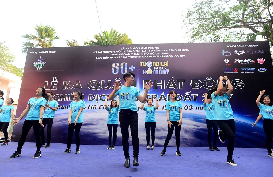 Ca sĩ Isaac nhảy Flashmob với các bạn trẻ trong chiến dịch giờ trái đất - 3 Isaac từng tham gia nhiều chương trình hoạt động vì cộng đồng như Chiến dịch Lọ đựng tình thương, kêu gọi 1000 người đỡ đầu cho các trẻ em đang được nuôi dưỡng tại 17 Làng SOS ở Việt Nam vào năm 2016…