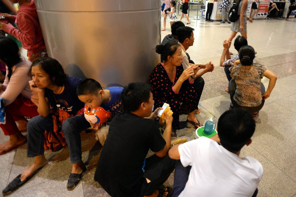 Muôn kiểu ngủ vật vờ ở sân bay chờ đón người thân về Tết - 2
Nhiều người ở Vũng Tàu, Đồng Nai... thuê xe ô tô lên từ sớm chờ người thân. Để chống đói, họ mang theo bình nước và bánh mì ăn tạm.