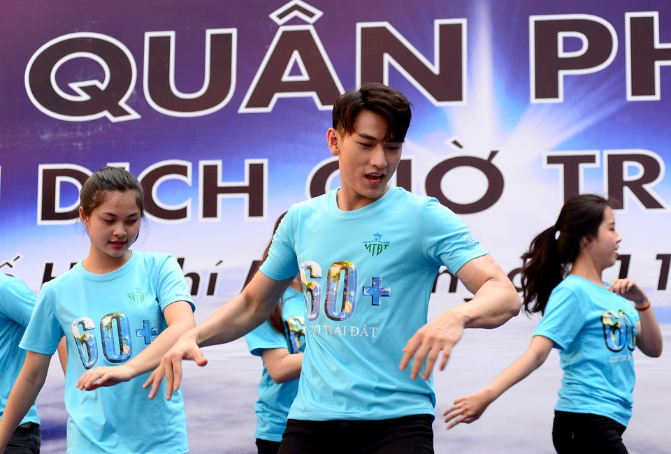 Ca sĩ Isaac nhảy Flashmob với các bạn trẻ trong chiến dịch giờ trái đất - 2 Tham dự chương trình, ca sĩ Isaac đã cùng các bạn trẻ đến từ các trường Đại học nhảy Flashmob cổ động.