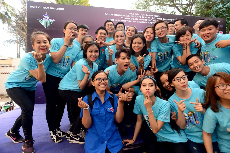 Ca sĩ Isaac nhảy Flashmob với các bạn trẻ trong chiến dịch giờ trái đất - 10 Ca sĩ Isaac chụp hình kỷ niệm cùng bạn trẻ.