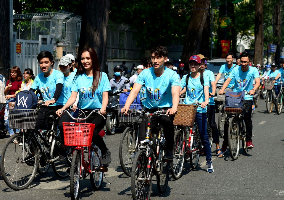 Ca sĩ Isaac nhảy Flashmob với các bạn trẻ trong chiến dịch giờ trái đất - 14 Đêm sự kiện chính Chung tay tắt điện toàn cầu Giờ Trái đất năm 2017 sẽ diễn ra vào ngày 25-3 tại sân 4A Nhà văn hóa Thanh niên, Q.1, TP.HCM. Chương trình dự kiến thu hút hàng ngàn người dân đến tham dự với trọng tâm là việc vận động tắt đèn đồng loạt một
giờ toàn thế giới (20h30 theo giờ Việt Nam).