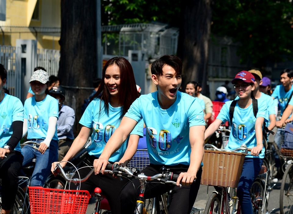 Ca sĩ Isaac nhảy Flashmob với các bạn trẻ trong chiến dịch giờ trái đất - 13 Hai nghệ sĩ cùng bạn trẻ đạp xe vòng quanh khu vực trung tâm quận 1.