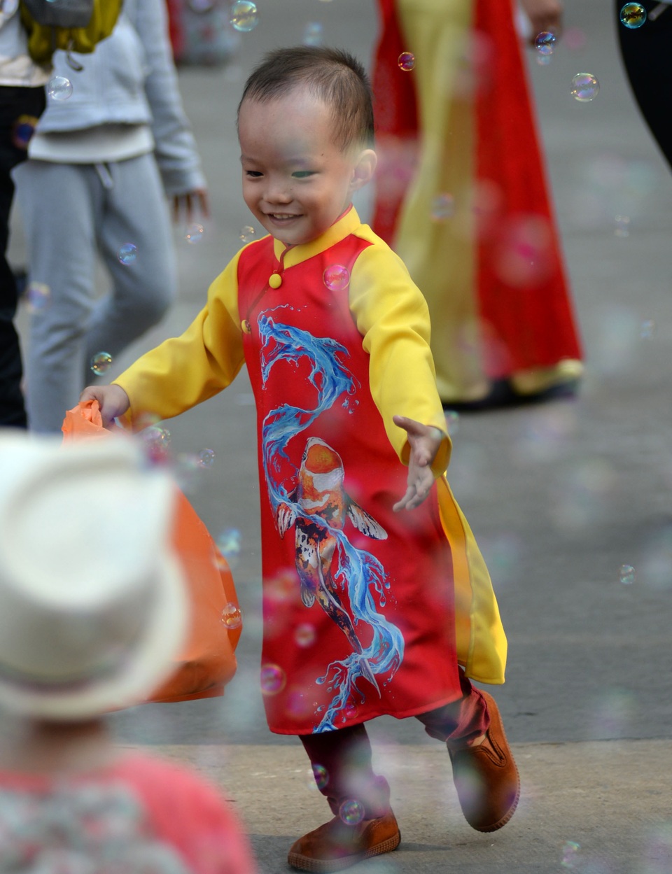 Bé Khôi Nguyên (4 tuổi), ngụ Gò Vấp được bố mẹ dẫn ra Nhà văn hóa Thanh Niên để chụp hình đón Tết.