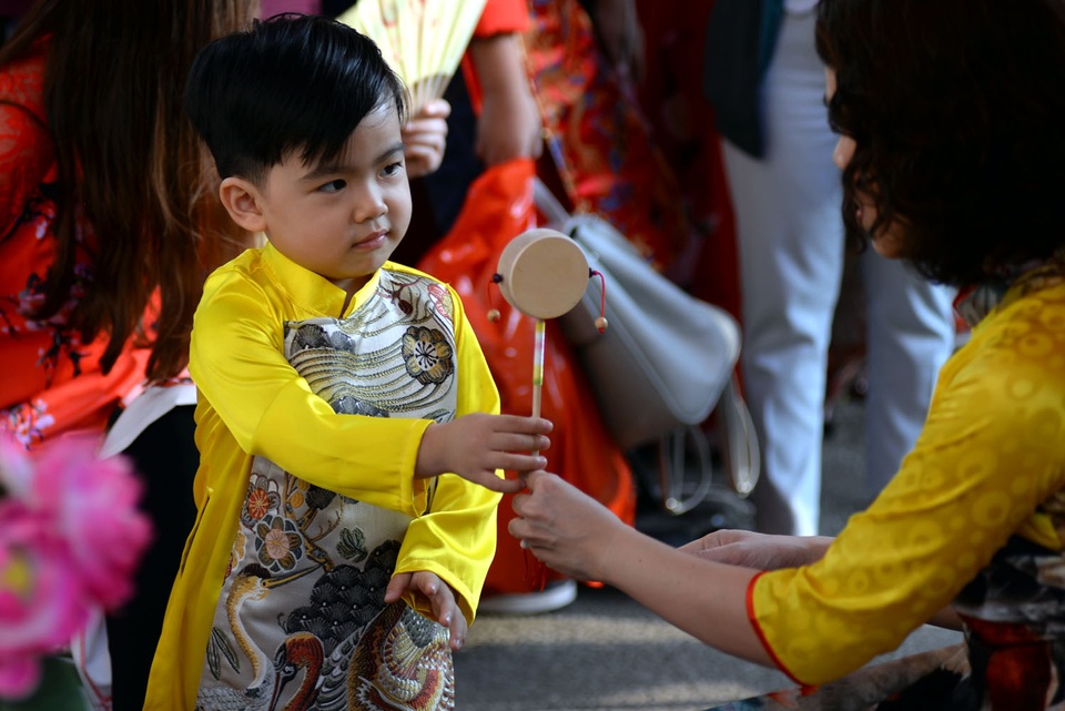Soái ca áo vàng trên phố.