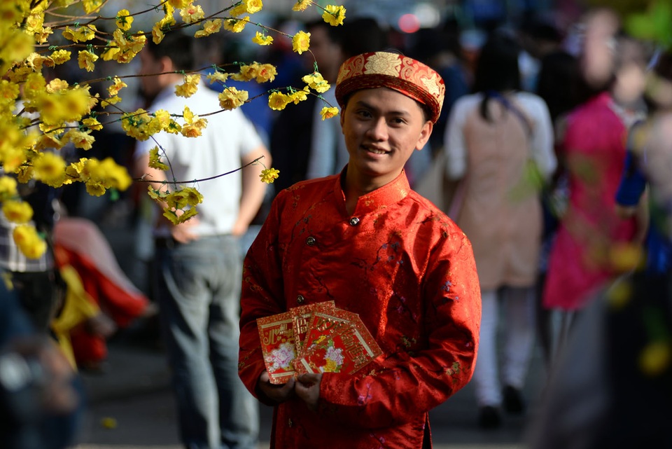 Cánh mày râu cũng không chịu thua chị em phụ nữ, diện trang phục xuống phố chụp hình.