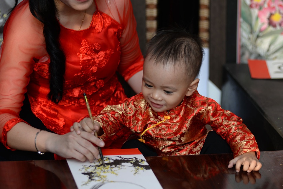 Em nhỏ được mẹ tập viết thư pháp ở phố ông đồ, quận 1,TPHCM.