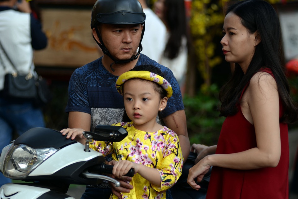 Ngày 25 Tết (22/1), không khí Xuân tràn ngập phố phường Sài Gòn. Những em nhỏ dễ thương trong tà áo dài, được bố mẹ dẫn đi chụp hình.