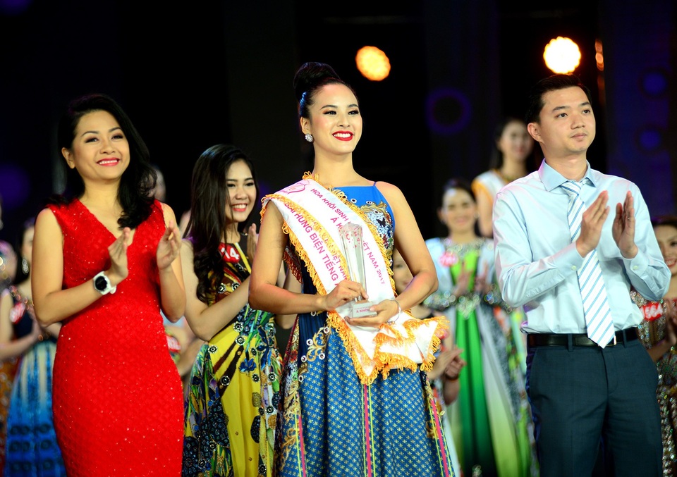 Bí quyết “bắn tiếng Anh như gió” của Á khôi 1 Sinh viên Việt Nam 2017 - 4 Nữ sinh năm cuối trường ĐH Ngoại thương rạng ngời khi được trao giải phụ Hùng biện tiếng Anh hay nhất và Nữ sinh tài năng
