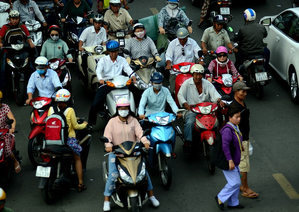 "Chê" cầu vượt tiền tỷ, dân lao qua dòng xe đông đúc - 9
Một người đi bộ, hàng loạt người đi xe máy phải tránh.