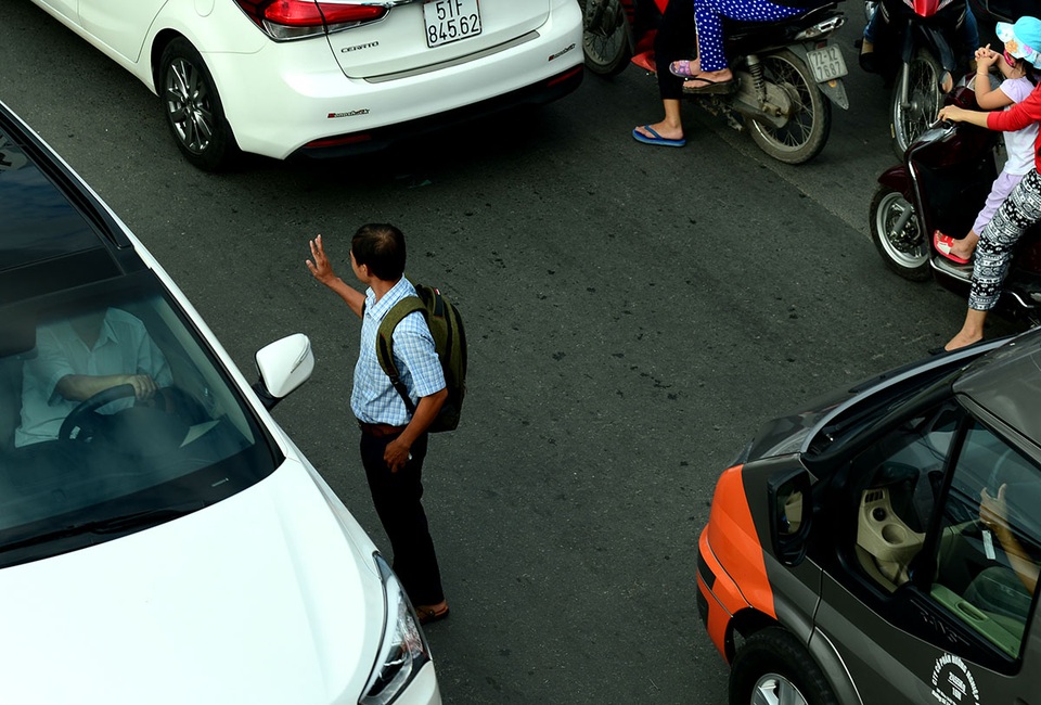 "Chê" cầu vượt tiền tỷ, dân lao qua dòng xe đông đúc - 3
Thay vì đi lên cầu, người đàn ông băng qua đường giữa 3 chiếc xe ô tô đang chạy.