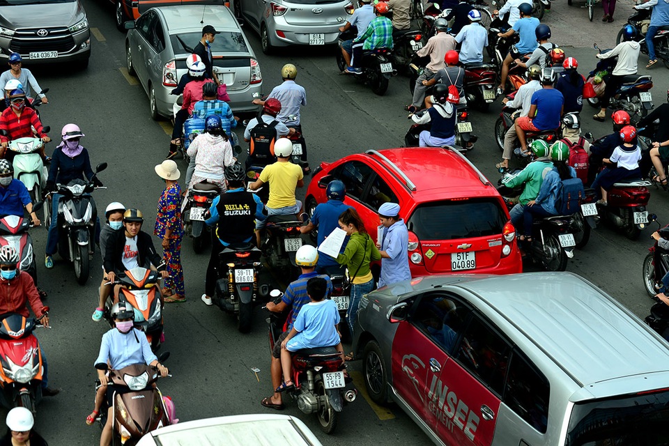 "Chê" cầu vượt tiền tỷ, dân lao qua dòng xe đông đúc - 8
Cả nhân viên bệnh viện cũng chê cầu bộ hành?
