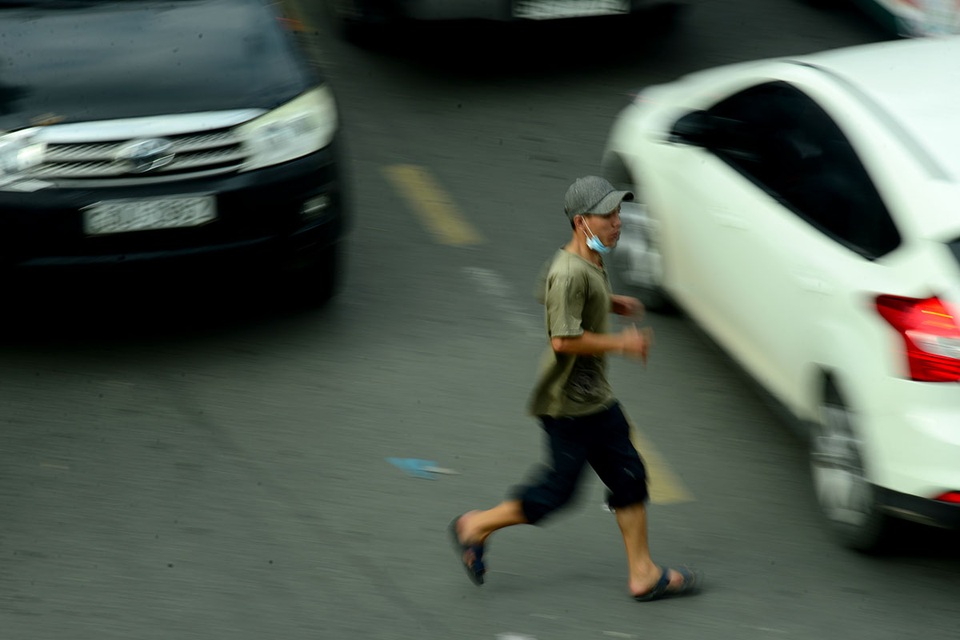 "Chê" cầu vượt tiền tỷ, dân lao qua dòng xe đông đúc - 7
Người đàn ông không để ý xe cộ, chạy ngang qua đường.