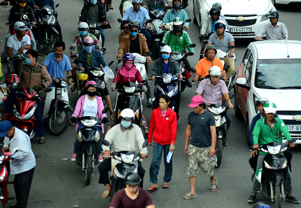 "Chê" cầu vượt tiền tỷ, dân lao qua dòng xe đông đúc - 6
Đoạn đường Nơ Tran Long trước cổng bệnh viện Ung Bướu không có đèn tín hiệu giao thông, người đi bộ thản nhiên đi qua khiến các phương tiện phải chạy chậm để tránh.