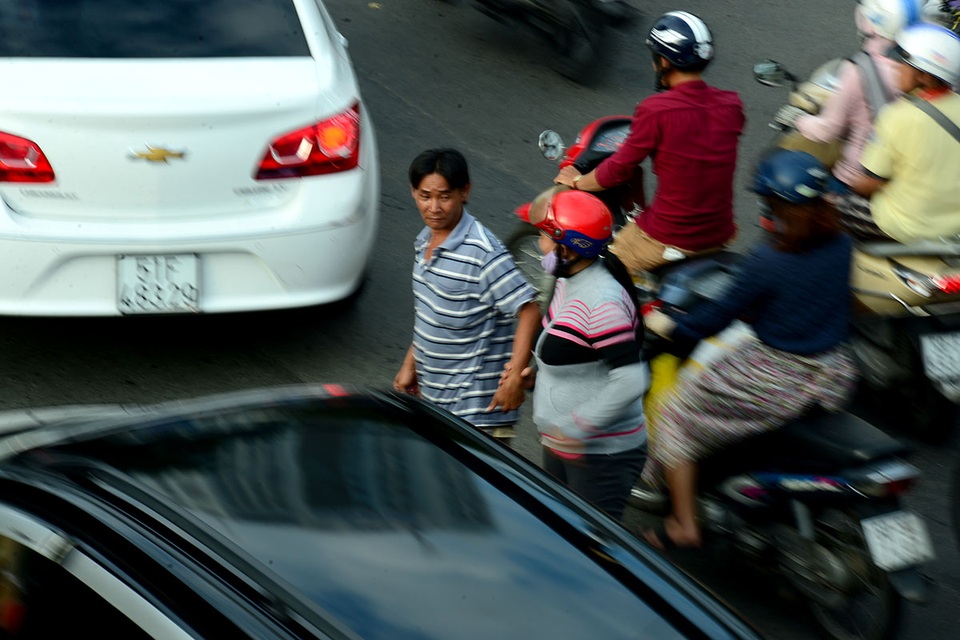 "Chê" cầu vượt tiền tỷ, dân lao qua dòng xe đông đúc - 2
Cầu vượt trước cổng Bệnh viện Ung Bướu nằm trên đường Nơ Trang Long, quận Bình Thạnh được xây dựng từ năm 2013.