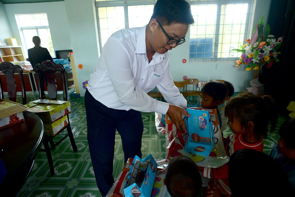"Cõng" yêu thương đến Kon Plông mùa Trung Thu - 5 Những món quà nhỏ, nhưng mang ý nghĩa lớn.