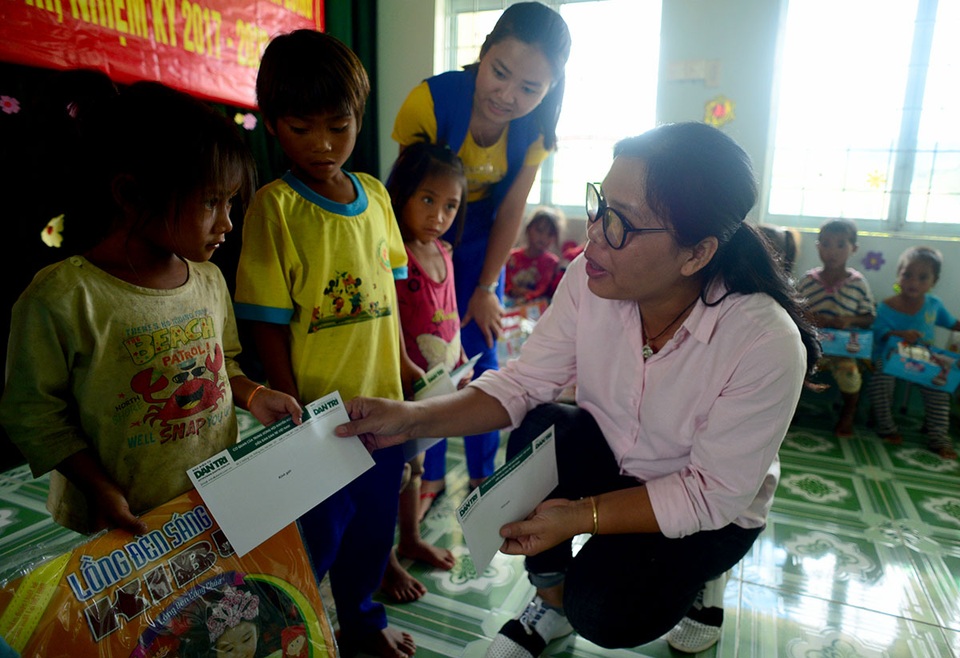 "Cõng" yêu thương đến Kon Plông mùa Trung Thu - 4 Báo Dân trí đã mang đếm niềm vui nho nhỏ dành cho các em.