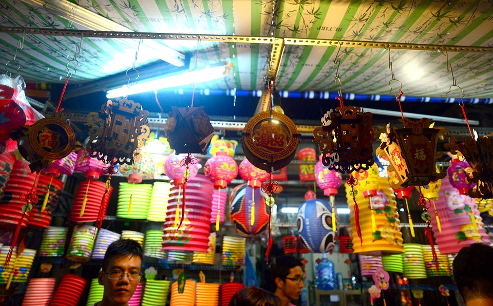 Người dân đội mưa đi chơi phố lồng đèn ở Sài Gòn - 2 Những chiếc lồng đèn nhiều màu sắc và hình dáng được bày bán ở phố lồng đèn.