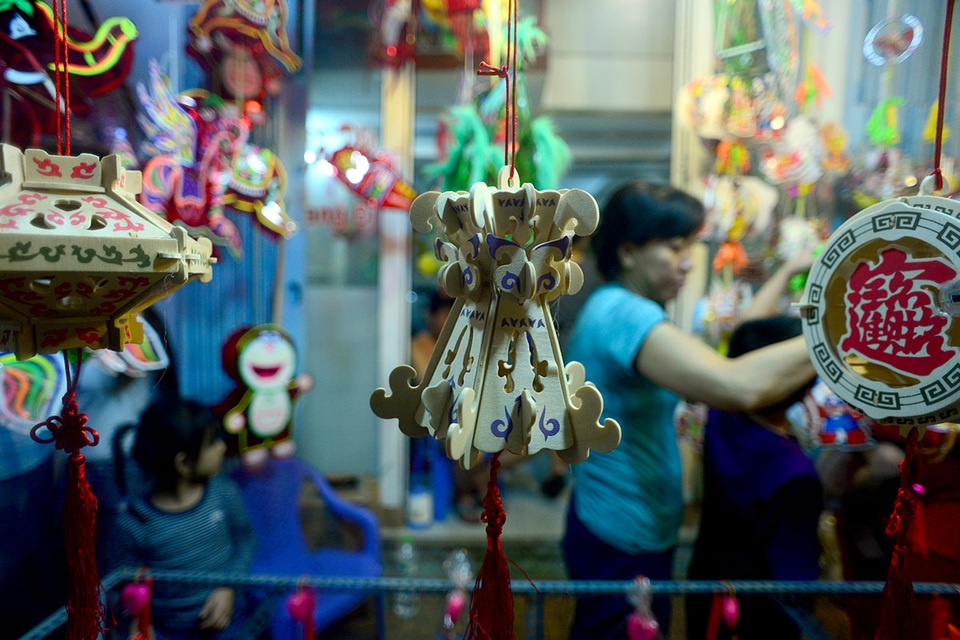 Người dân đội mưa đi chơi phố lồng đèn ở Sài Gòn - 4 Giá phổ biến các loại đèn lồng từ 15.000 đồng đến 100.000 đồng, có loại lên đến trên 350.000 đồng.