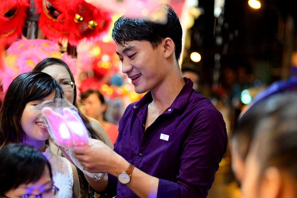 Người dân đội mưa đi chơi phố lồng đèn ở Sài Gòn - 8 Nhiều bạn nam mua quà trung thu tặng cho bạn gái.