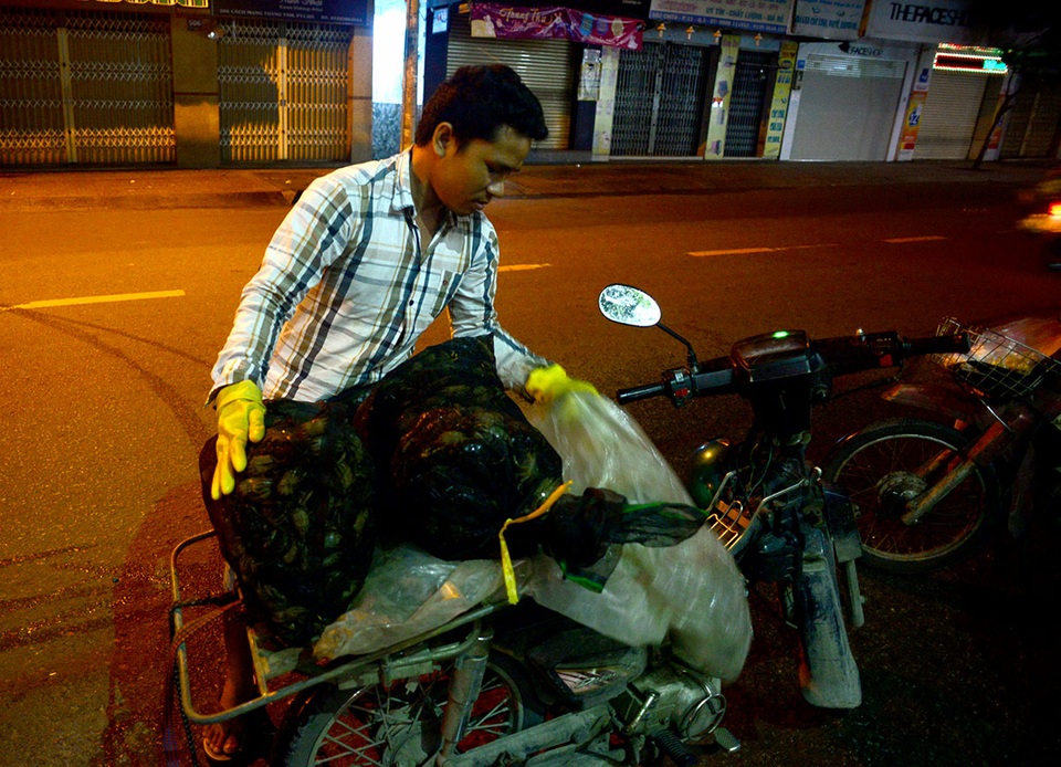 Chợ cua "âm phủ" có tuổi đời gần nửa thế kỷ ở Sài Gòn - 13 Mỗi đêm làm việc khoảng 3 tiếng tại chợ cua, các lao động được trả công khoảng 250-300.000 đồng.