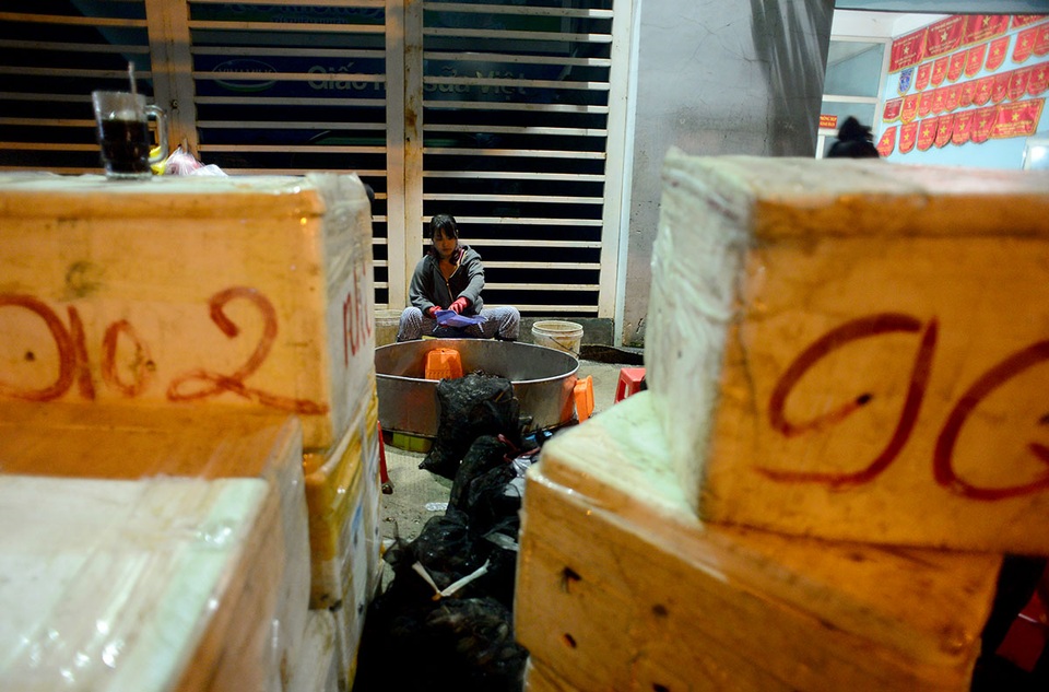 Chợ cua "âm phủ" có tuổi đời gần nửa thế kỷ ở Sài Gòn - 10
Chợ cua hoạt động nhộn nhịp nhất vào khoảng 3h sáng, khi nhiều người cùng ghé tới lấy cua về bán. Nhà tôi kinh doanh bún riêu cua ở Quận 12 nên phải đi sớm lấy cua về chuẩn bị bán buổi sáng, ông Nguyễn Thanh Tuấn chia sẻ.