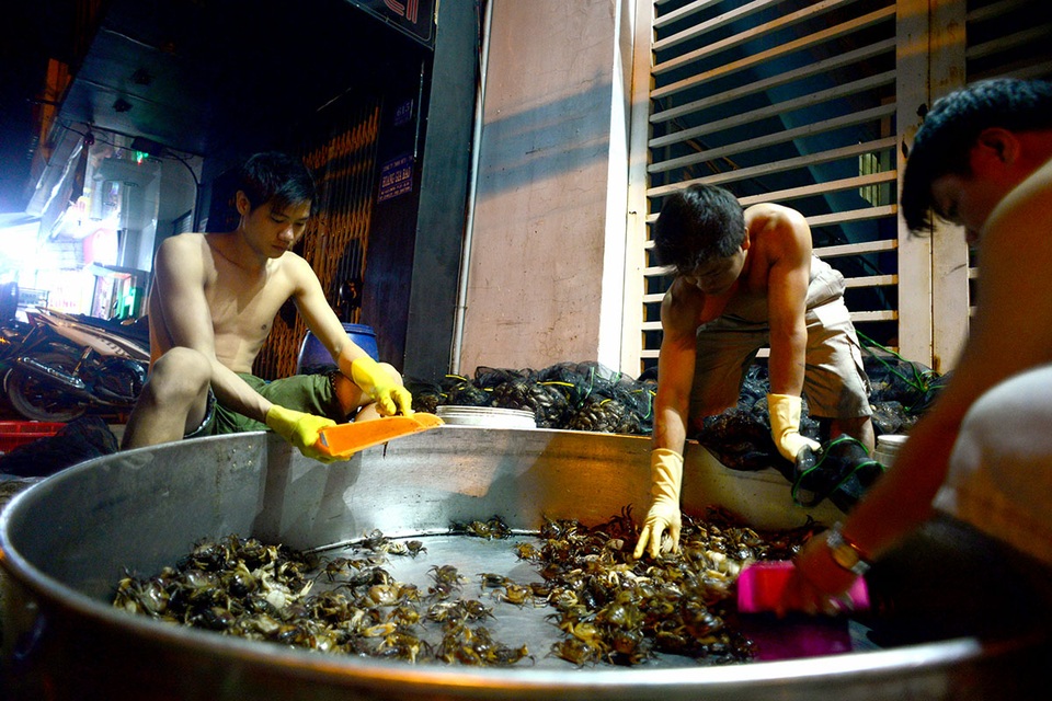 Chợ cua "âm phủ" có tuổi đời gần nửa thế kỷ ở Sài Gòn - 4 Cua sống có giá khoảng 40.000 đồng/ ký, cua yếu đã qua sơ chế được bán giá 30.000 đồng/ ký.