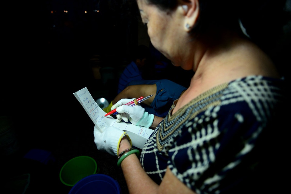 Chợ cua "âm phủ" có tuổi đời gần nửa thế kỷ ở Sài Gòn - 12
Trước đây, chỉ có mẹ bà Mỹ cùng vài người làm nghề này. Sau này, nhiều người thấy làm ăn được nên theo nghề và hình thành nên chợ cua kéo dài vài km dọc vỉa hè.