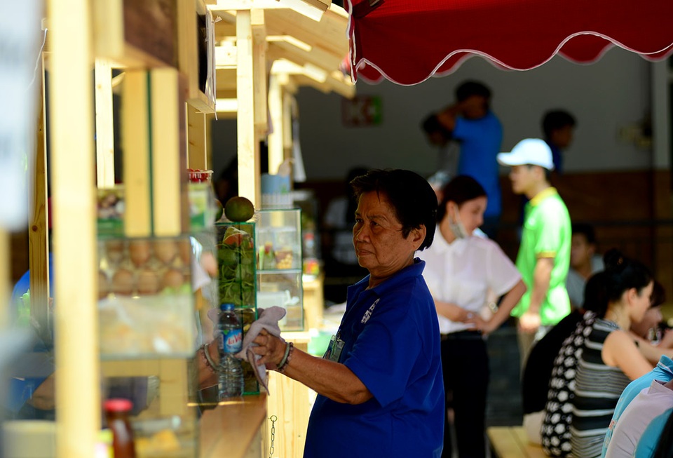 Không gian thoáng mát, sạch sẽ là yếu tố thu hút của các gian hàng.